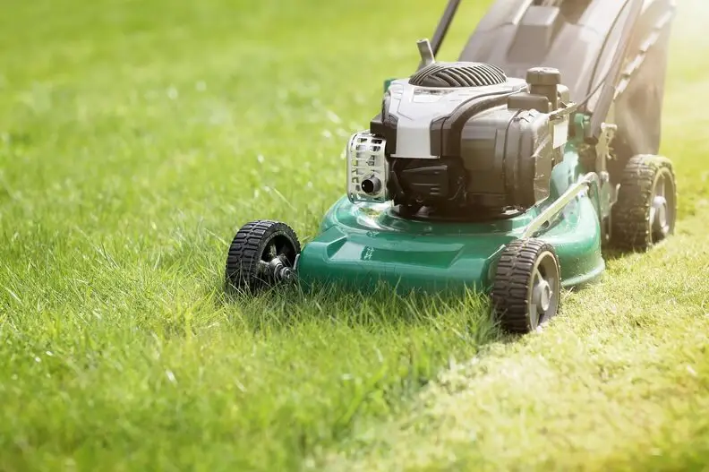 How to Mow a Lawn in Portsmouth, VA